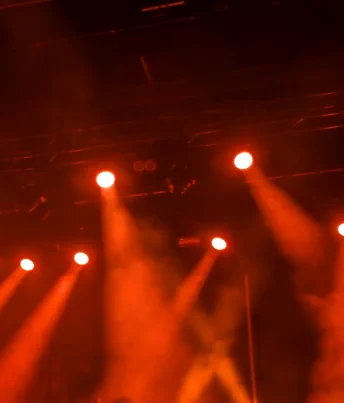 Orangefarbene Bühnenscheinwerfer im Bühnennebel