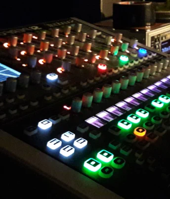 Mischpult mit bunt leuchtenden Reglern