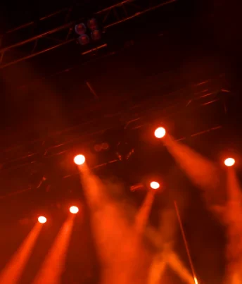 Orangefarbene Bühnenscheinwerfer im Bühnennebel