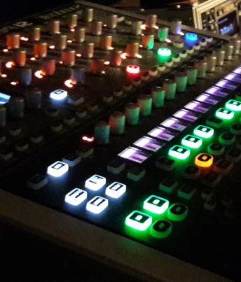 Mischpult mit bunt leuchtenden Reglern