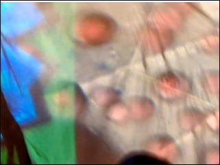 Psychedelisch angehauchtes Bild mit orangfarbenen Kreisen auf hellem Grund und blauen und grünen Elementen links außen